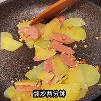 #巨下饭的家常菜#火腿青椒土豆片，简单又下饭的做法图解4
