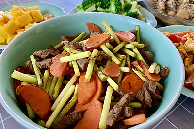 蒜苗胡萝卜牛肉丝
