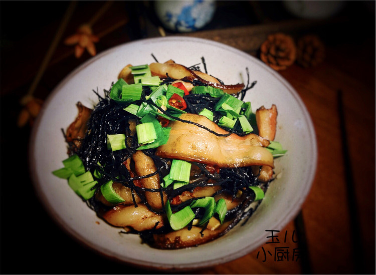 核桃花蒸腊肉的做法