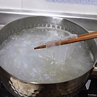 酸汤金针菇牛河肥牛锅的做法图解3