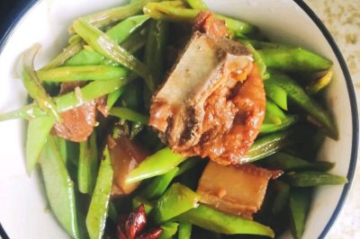 菜籽油煸炒四季豆肉