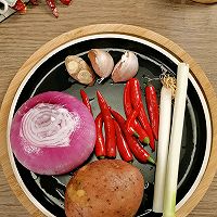 土豆酱汁鸡腿的做法图解3