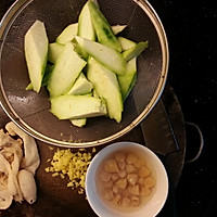 竹荪煮丝瓜的做法图解1