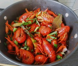 五香小龙虾和龙虾汤拌面的做法