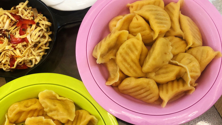 黄瓜虾仁木耳肉馅胡萝卜水饺的做法