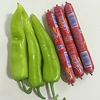 青椒炒火腿肠的做法图解1