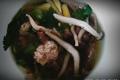 蟹味菇猪肝汤