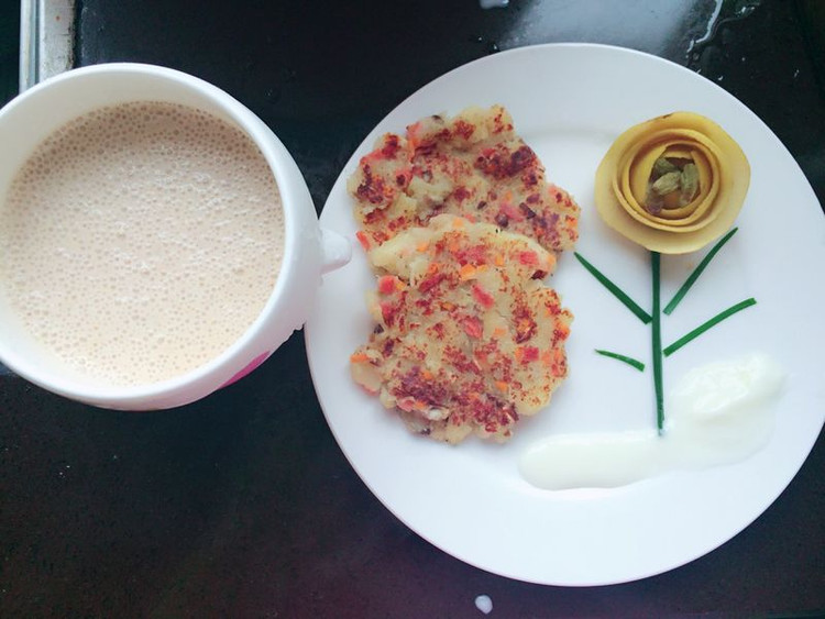 改良版减脂餐之超浓郁奶香土豆泥蔬菜饼，配上香梨香蕉奶昔的做法