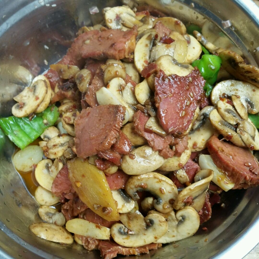 肉片炒白玉菇怎么做_肉片炒白玉菇的做法_月色家的小厨房_豆果美食