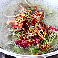 #换着花样吃早餐#香椿鹅蛋发面饼的做法图解2