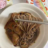 #来诺辉京东 解锁“胃”来资产#香菇五花肉荞麦面的做法图解11