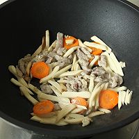 青红椒杏鲍菇炒肉丝的做法图解5