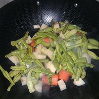 炖豆角土豆胡萝卜的做法图解5