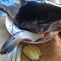 三文鱼头汤的做法图解2