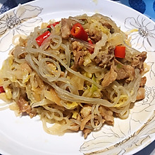一口气吃一大盘的酸菜烩粉条
