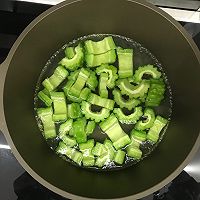 #感恩妈妈 爱与味蕾同行#凉瓜黄豆排骨汤的做法图解5