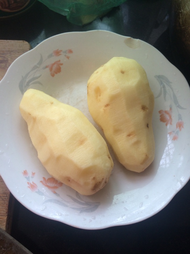红烧土豆的做法图解1