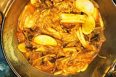 韩式肥牛泡菜金菇炒年糕