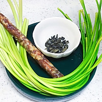 蒜苔炒腊肠的做法图解1