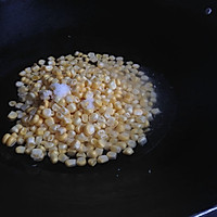 玉米青红椒炒肉丁的做法图解3