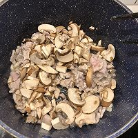 蘑菇炸酱面的做法图解2