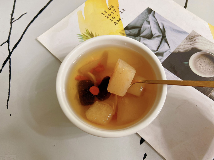 冰糖炖雪梨的做法