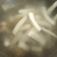 板栗椰子煲猪展鸡爪汤的做法图解7