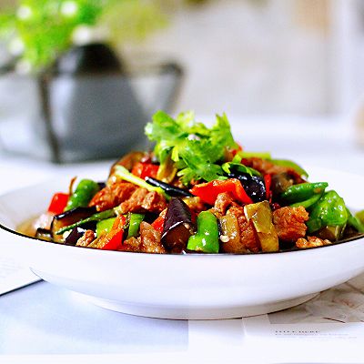 茄丁双椒炒肉丁