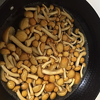 【家常菜】土豆丝滑子蘑汤的做法图解2