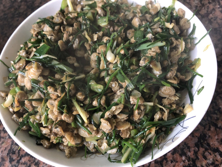 蚬肉炒荞葱的做法