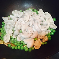 简单快手菜！鲜美甜豆炒口蘑的做法图解2