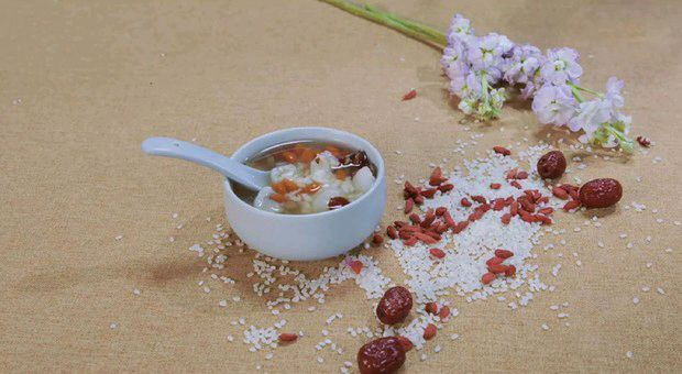 龙眼红枣枸杞粥的做法