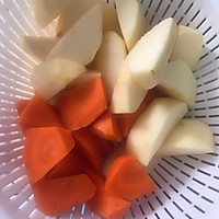 营养苹果胡萝卜无花果筒骨汤的做法图解2