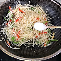 好看又好吃的醋溜土豆丝的做法图解6