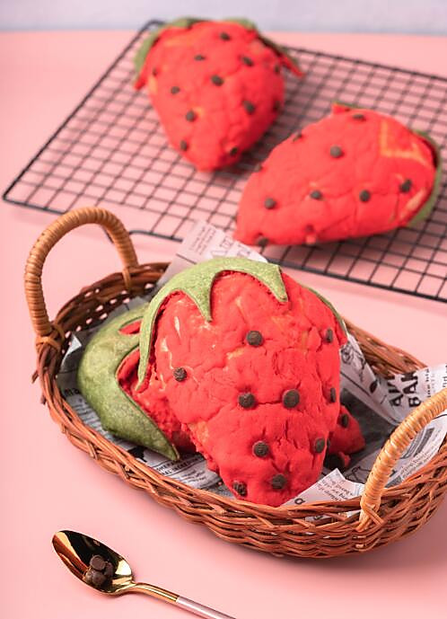 春天在哪里？在粉嫩的草莓里。----草莓面包  做的又美又甜的做法