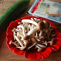 丝瓜菌菇豆腐汤的做法图解1