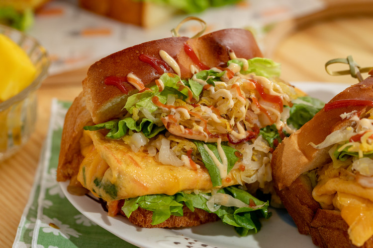 火爆全网的【酸菜芝士蛋三明治】，明天的开胃早餐就它了！的做法
