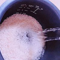 电饭锅焖饭的做法图解1
