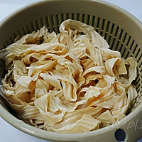 五香豆皮焖芹菜的做法图解1