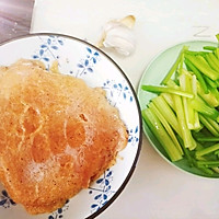 香芹炒鸡丝#太太乐鲜鸡汁玩转健康快手菜#的做法图解1