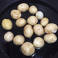 葱油小土豆的做法图解2