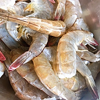 咸蛋黄炒虾的做法图解2