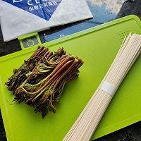 #春日尝鲜#一吃忘不了的香椿酱拌面的做法图解2