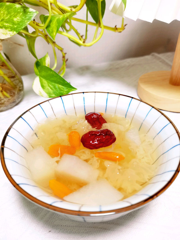 养生女孩必备银耳雪梨汤