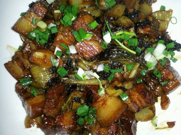 起锅,撒入葱花,正宗的客家菜—咸菜焖五花肉就