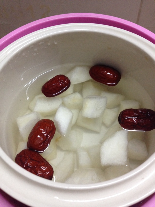 秋季滋润苹果雪梨糖水的做法图解2