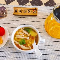 #养生打卡#清淡鲜美的豆芽菌菇汤的做法图解1