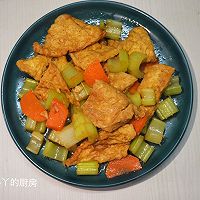 芹菜+萝卜+炒油豆腐的做法图解7