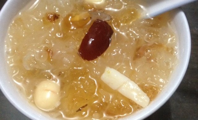 桃胶炖银耳莲子