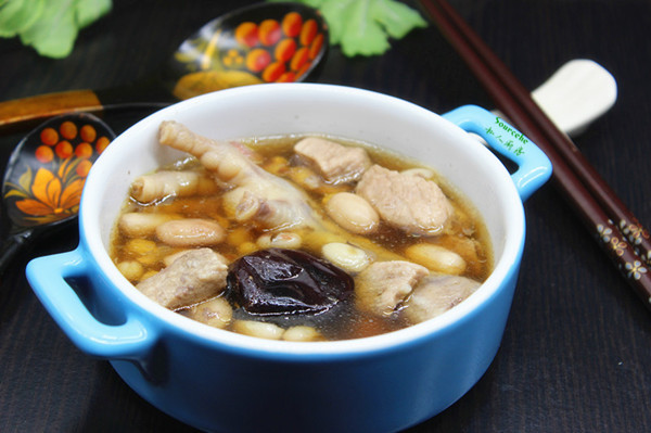 广州人就凭这碗汤过春天，眉豆花生煲鸡爪的做法